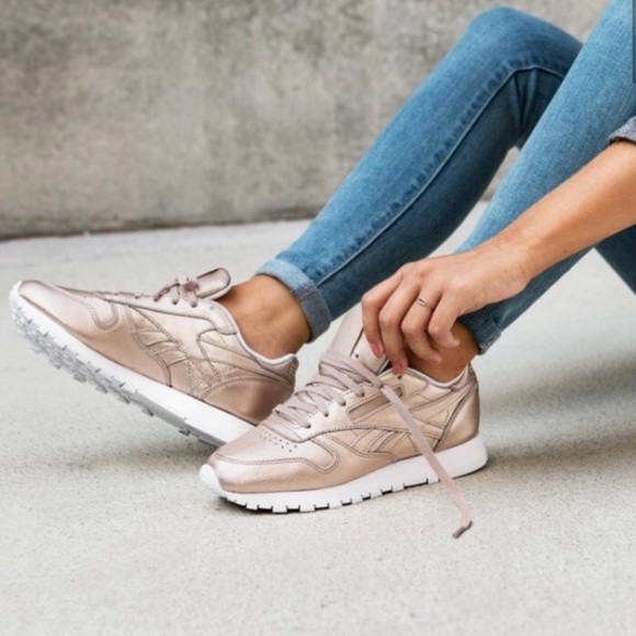 Reebok Classic Leather Melted Metal
Pearl/Rose Gold Metallic Sneakers - Picture 2 of 15